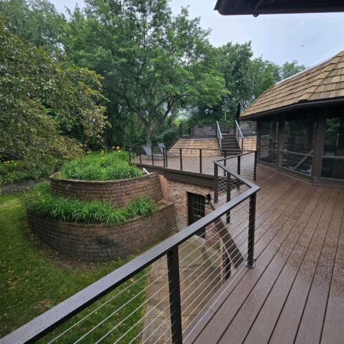 Surface mount deck cable railing